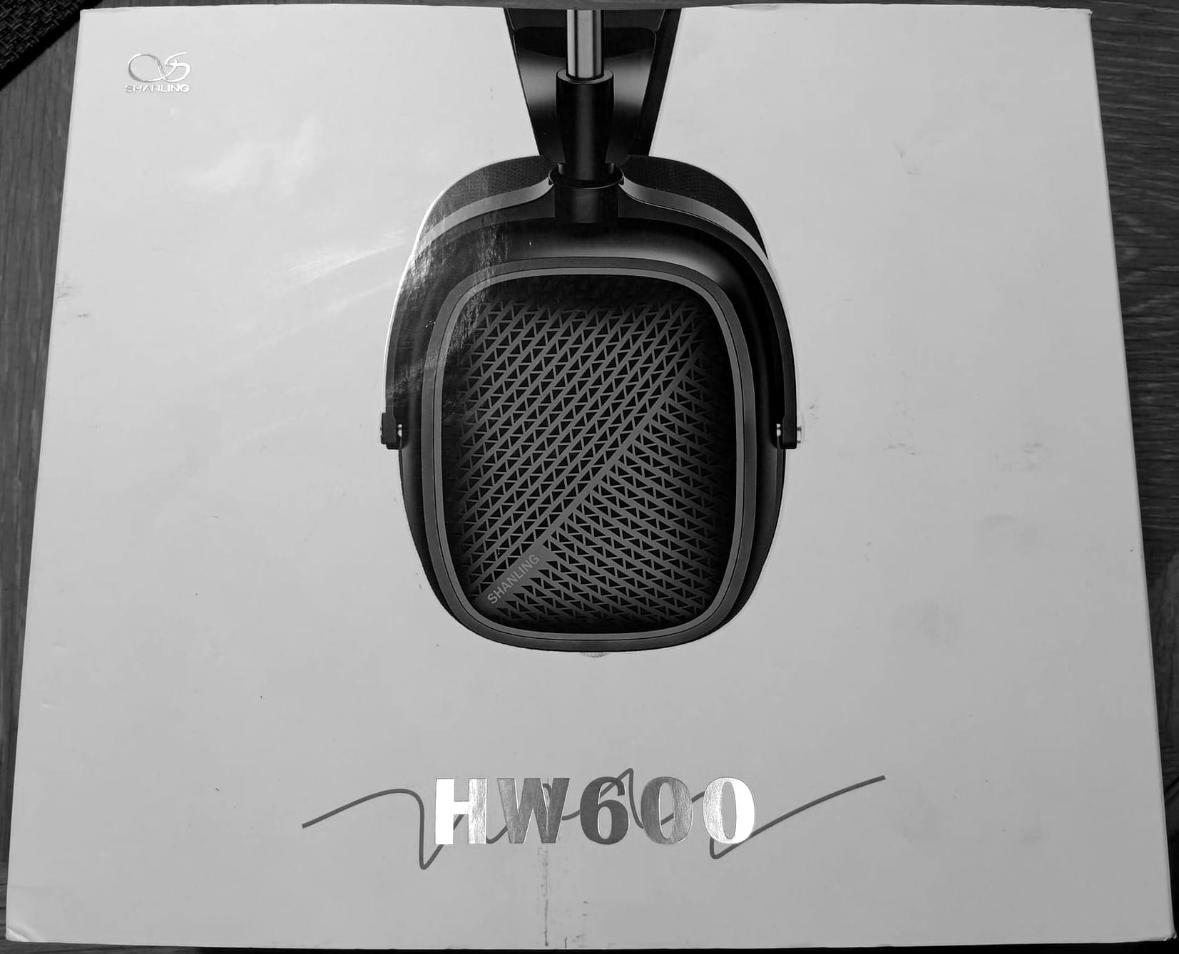 Shanling HW600 Headphone is on the desk